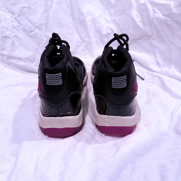 Air Jordan 11 Retro “Bred” 2001 Sneakers | Size 2.5Y | OG Box Included | 🔥🔥🔥